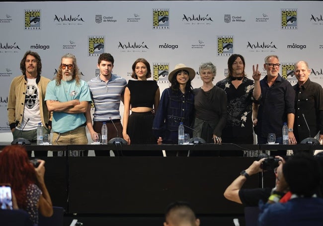 Los protagonistas y el elenco de actores españoles de la última temporada, en Málaga.